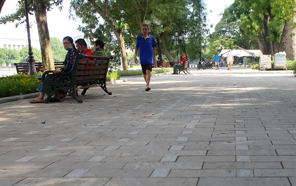 Công trình lát đá vỉa hè, chỉnh trang Hồ Gươm sắp về đích ảnh 8 Công trình lát đá vỉa hè, chỉnh trang Hồ Gươm sắp về đích ảnh 8