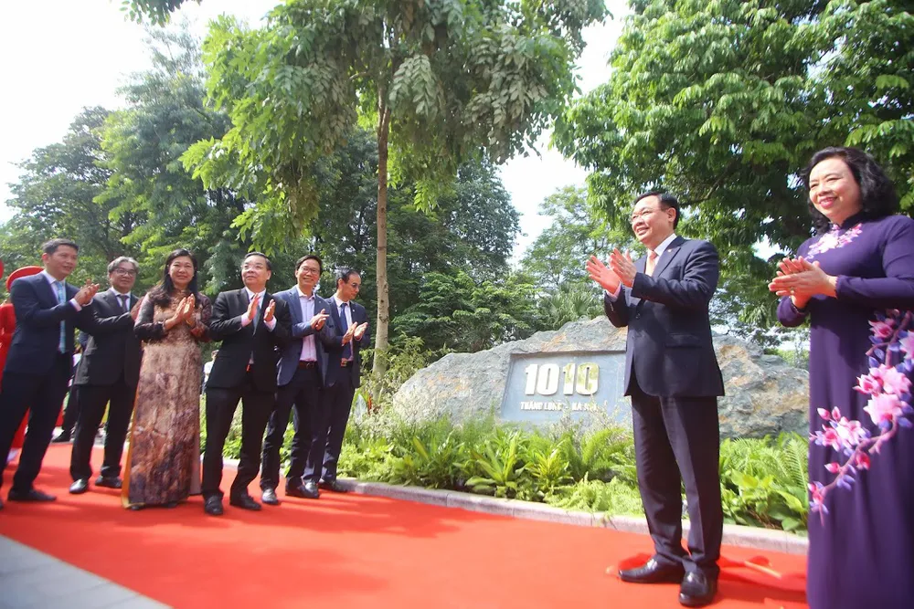 Bí thư, Chủ tịch Hà Nội gắn biển công trình cải tạo Hồ Gươm ảnh 1