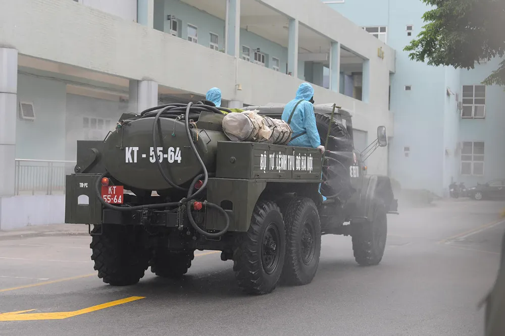 Cận cảnh Bộ Tư lệnh Thủ đô phun khử khuẩn tại Bệnh viện K ảnh 4 Cận cảnh Bộ Tư lệnh Thủ đô phun khử khuẩn tại Bệnh viện K ảnh 4
