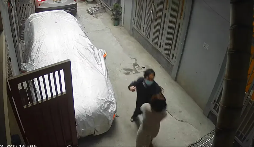 1 Vụ phó bị tạm đình chỉ vì xô xát với hàng xóm khi tranh chấp chỗ đỗ xe ảnh 1