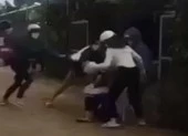Yêu cầu làm rõ vụ nữ sinh cấp II bị đánh 'hội đồng' ngay cổng trường ảnh 2 Tạm giữ hình sự 4 cô gái liên quan vụ đánh hội đồng nữ sinh cấp 3
