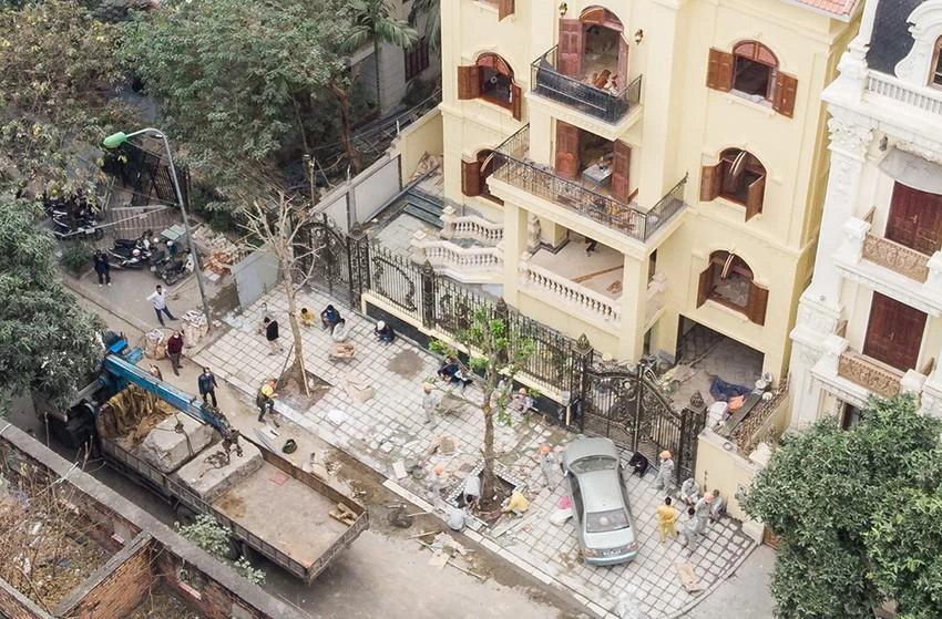 Công trình biệt thự sai phép tại phường Yên Hoà được phát hiện sai phạm khi thi công phần móng nhưng không được xử lý, đến nay đã cơ bản hoàn thiện.