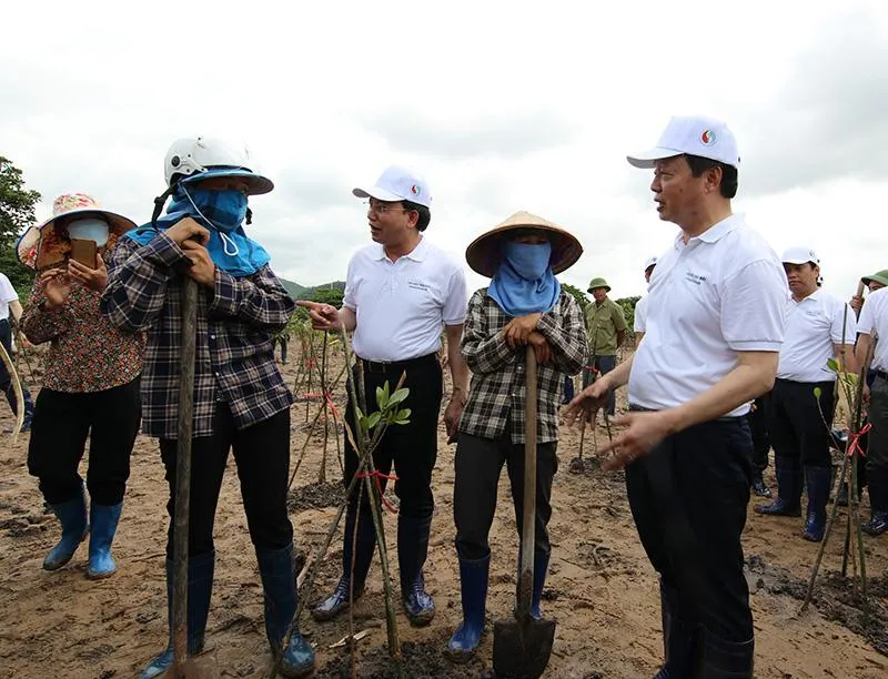Bộ trưởng TN&amp;MT Trần Hồng Hà cùng Bí thư Tỉnh uỷ Quảng Ninh Nguyễn Xuân Ký trò chuyện với người dân địa phương.