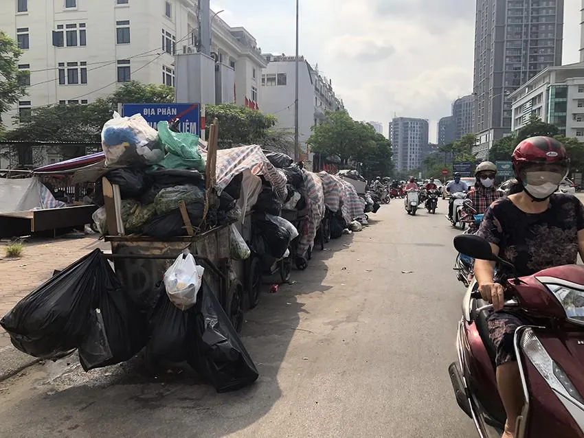 Rác bị ùn ứ tại đường phố Hà Nội vào đợt tháng 7-2020 khi người dân chặn xe chở rác vào bãi rác Nam Sơn (Sóc Sơn) vì gây ô nhiễm tới môi trường xung quanh.