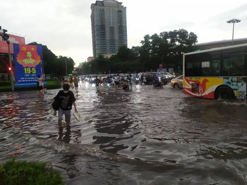 Trận mưa lớn chiều ngày 29-5 đã khiến nhiều tuyến phố tại Hà Nội ngập nặng Trận mưa lớn chiều ngày 29-5 đã khiến nhiều tuyến phố tại Hà Nội ngập nặng