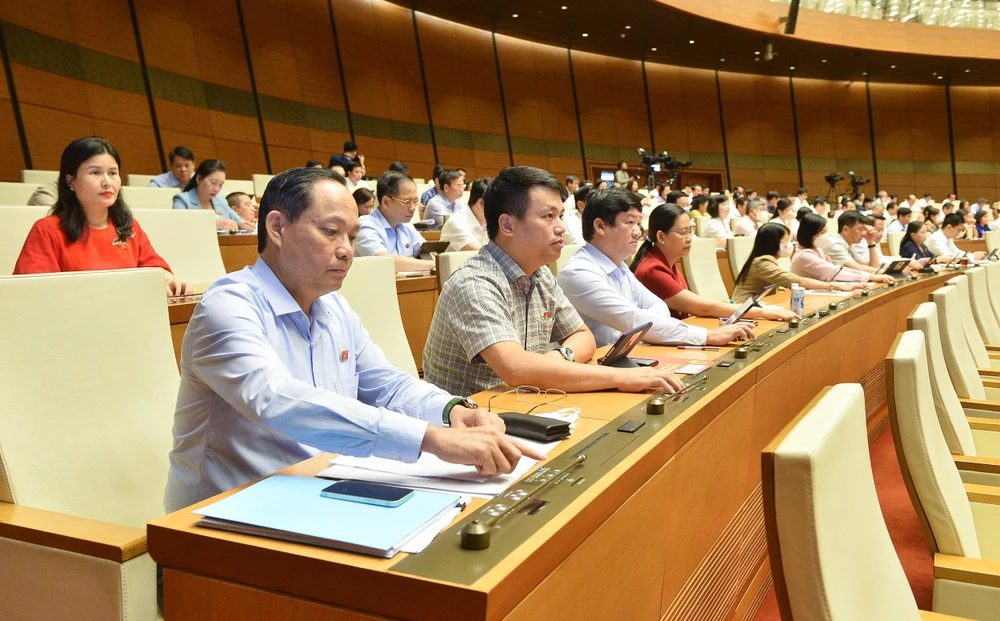 Các đại biểu Quốc hội bấm nút biểu quyết thông qua Luật thi đua, khen thưởng (sửa đổi) vào chiều 15-6.