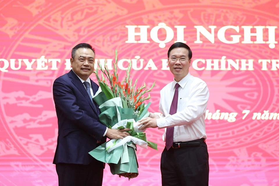 Thường trực Ban bí thư Võ Văn Thưởng tặng hoa chúc mừng ông Trần Sỹ Thanh nhận công tác mới.