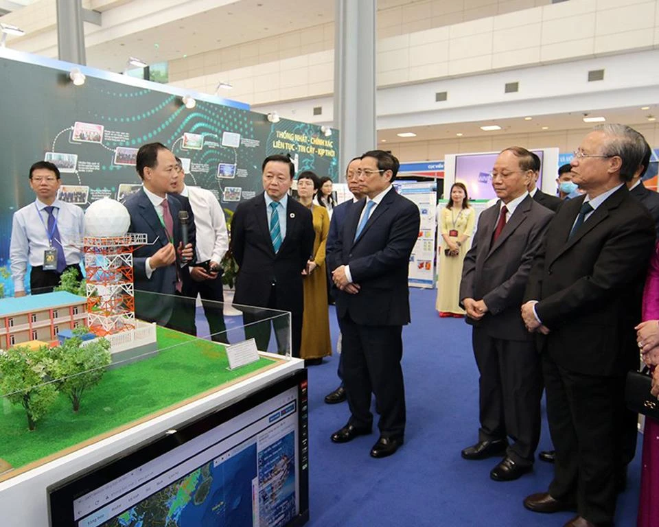 Thủ tướng Phạm Minh Chính và các đại biểu tham quan gian trưng bày thành tựu phát triển của ngành khí tượng thuỷ văn.