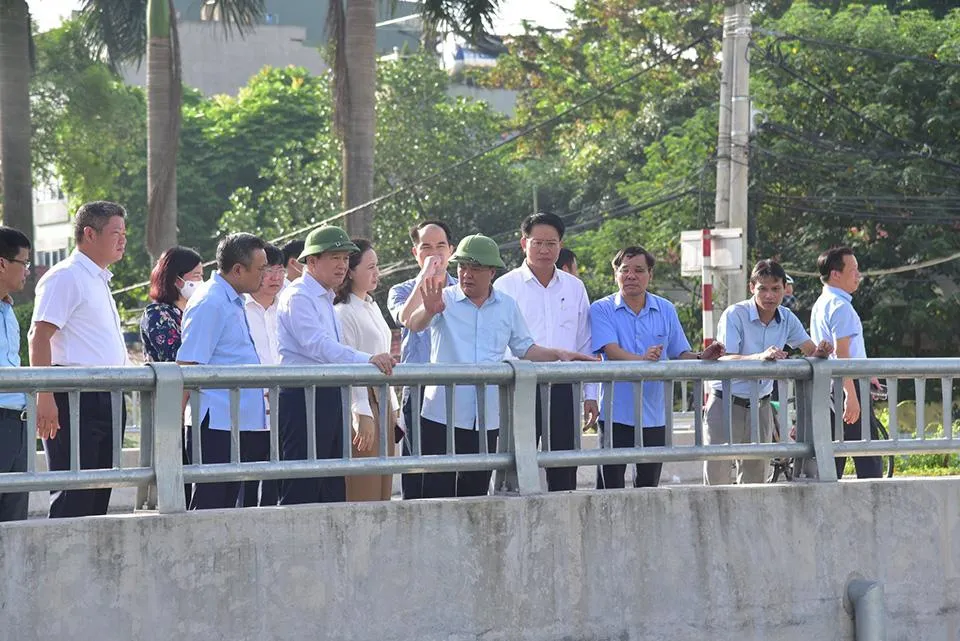 Đoàn công tác kiểm tra thực địa dự án kênh dẫn nước La Khê. Ảnh: TP