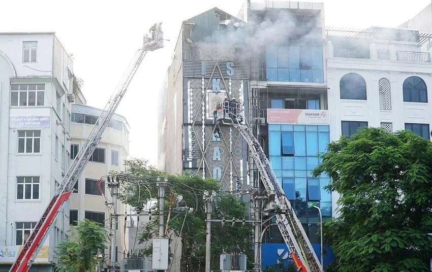 Vụ cháy quán karaoke ISIS tại phường Quan Hoa, quận Cầu Giấy khiến 3 cán bộ, chiến sỹ hi sinh vào ngày 1-8-2022 (Ảnh: Phi Hùng)