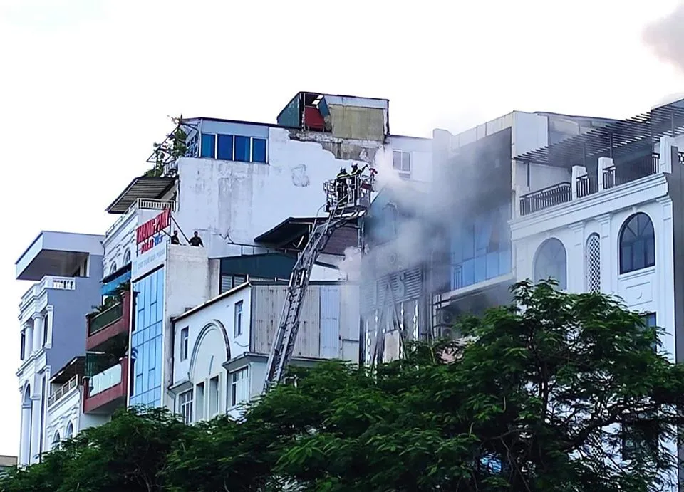 Vụ cháy quán karaoke ISIS hồi đầu tháng 8-2022 tại quận Cầu Giấy đã khiến 3 cán bộ, chiến sỹ cảnh sát PCCC hi sinh. Vụ cháy quán karaoke ISIS hồi đầu tháng 8-2022 tại quận Cầu Giấy đã khiến 3 cán bộ, chiến sỹ cảnh sát PCCC hi sinh.