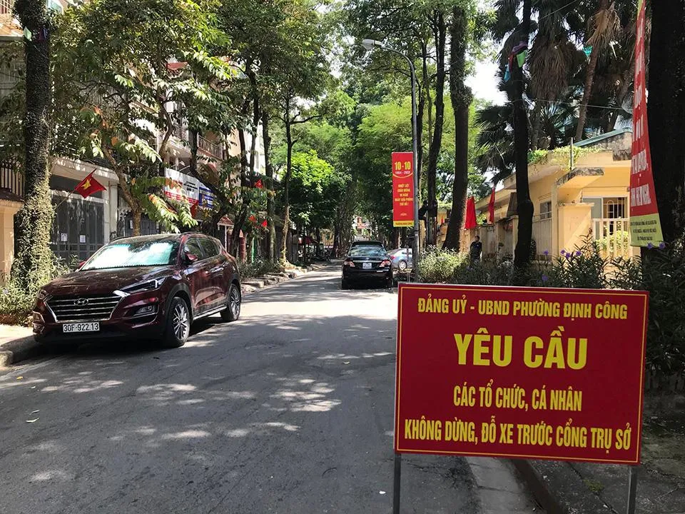 Ô tô còn đỗ trái phép dưới lòng đường ngay trước trụ sở UBND phường Định Công vào sáng 14-10, dù có biển đỏ lưu ý. Ô tô còn đỗ trái phép dưới lòng đường ngay trước trụ sở UBND phường Định Công vào sáng 14-10, dù có biển đỏ lưu ý.
