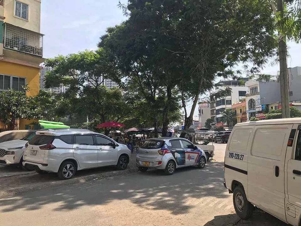 Nhiều ô tô đậu tràn vỉa hè, lòng đường chiếm lối đi tại khu đô thị mới Định Công - phường Định Công, sáng 14-10. Nhiều ô tô đậu tràn vỉa hè, lòng đường chiếm lối đi tại khu đô thị mới Định Công - phường Định Công, sáng 14-10.