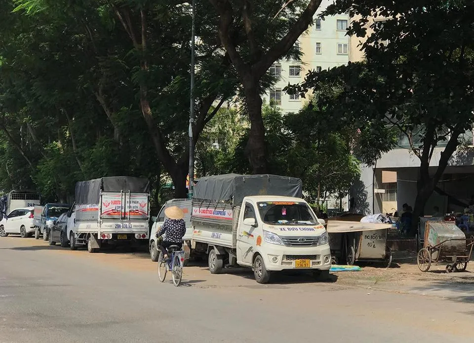 Ô tô đỗ tràn lan lấn chiếm lòng đường tại khu đô thị Định Công vào sáng 14-10 Ô tô đỗ tràn lan lấn chiếm lòng đường tại khu đô thị Định Công vào sáng 14-10
