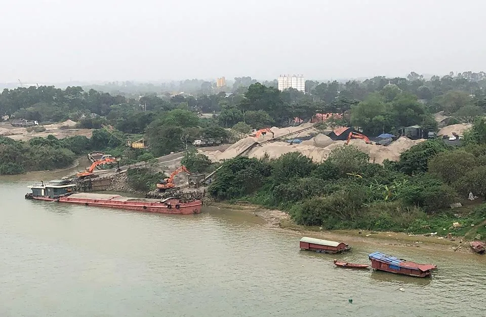 Một bãi trung chuyển cát, sỏi, vật liệu xây dựng lớn tại khu vực ven sông Hồng, gần cầu Thanh Trì. Ảnh: TRỌNG PHÚ Một bãi trung chuyển cát, sỏi, vật liệu xây dựng lớn tại khu vực ven sông Hồng, gần cầu Thanh Trì. Ảnh: TRỌNG PHÚ