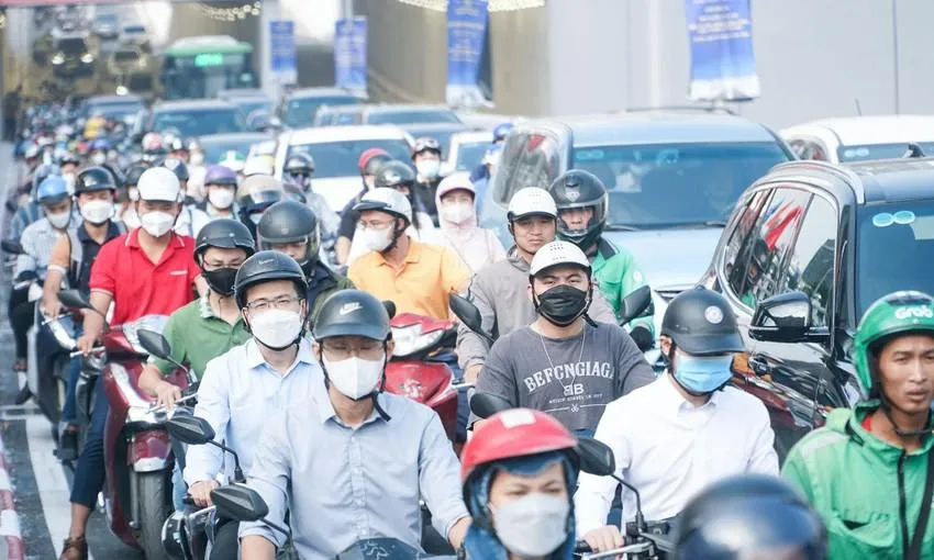 Ùn tắc tại tuyến đường Lê Văn Lương đang trở thành bài toán nan giải cho TP Hà Nội. Ảnh: PHI HÙNG