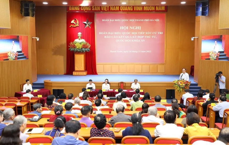 Toàn cảnh hội nghị tiếp xúc cử tri của Đoàn ĐBQH TP Hà Nội với cử tri quận Thanh Xuân, Nam Từ Liêm, Cầu Giấy sáng ngày 16-11. (Ảnh: Trọng Phú)