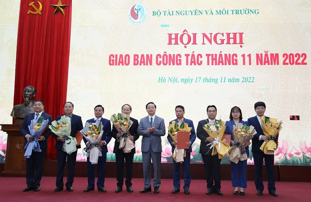Bộ Trưởng TN&amp;MT Trần Hồng Hà tặng hoa chúc mừng các nhân sự vừa được bổ nhiệm làm người đứng đầu các đơn vị trực thuộc Bộ. (Ảnh: ĐT)