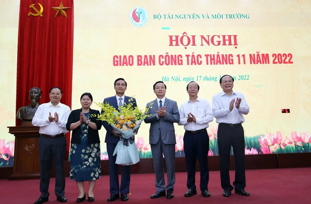 Tập thể lãnh đạo Bộ TN&amp;MT tặng hoa chúc mừng ông Trần Quý Kiên (người cầm hoa) được bổ nhiệm lại làm Thứ trưởng Bộ TN&amp;MT. (Ảnh: ĐT)
