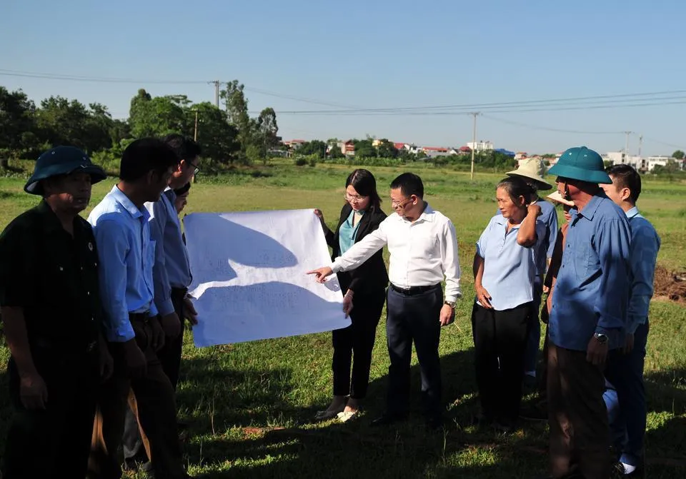 Chủ tịch UBND huyện Mê Linh Hoàng Anh Tuấn trao đổi về công tác giải phóng mặt bằng phục vụ triển khai dự án đường Vành đai 4 - Vùng Thủ đô (ảnh: CTTĐT huyện Mê Linh)