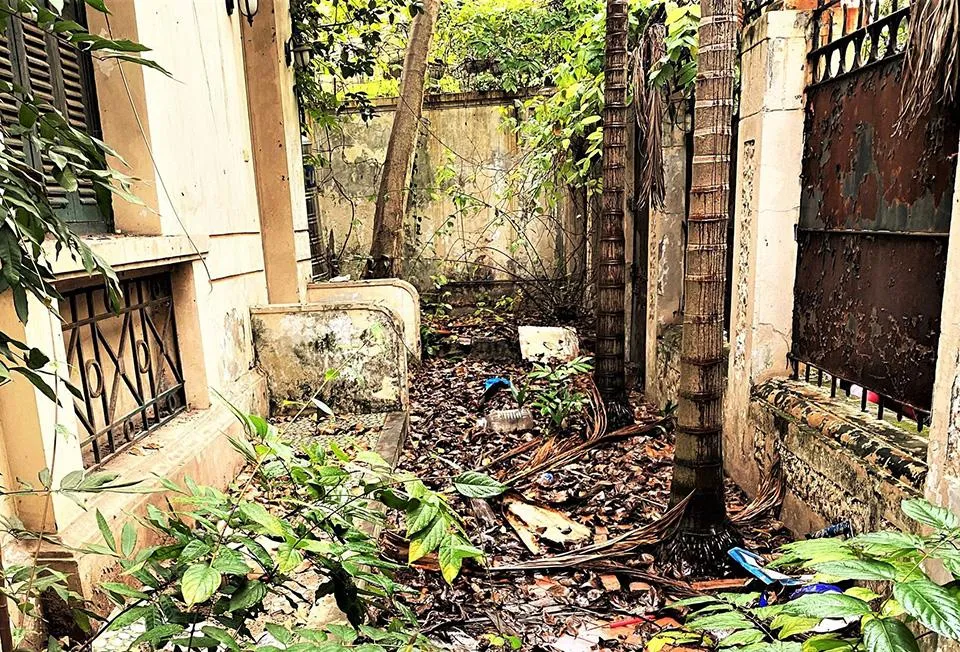 Khuôn viên biệt thự 12 Nguyễn Chế Nghĩa trước ngập ngụa rác trước khi được dọn dẹp. Ảnh: UBND phường Hàng Bài Khuôn viên biệt thự 12 Nguyễn Chế Nghĩa trước ngập ngụa rác trước khi được dọn dẹp. Ảnh: UBND phường Hàng Bài