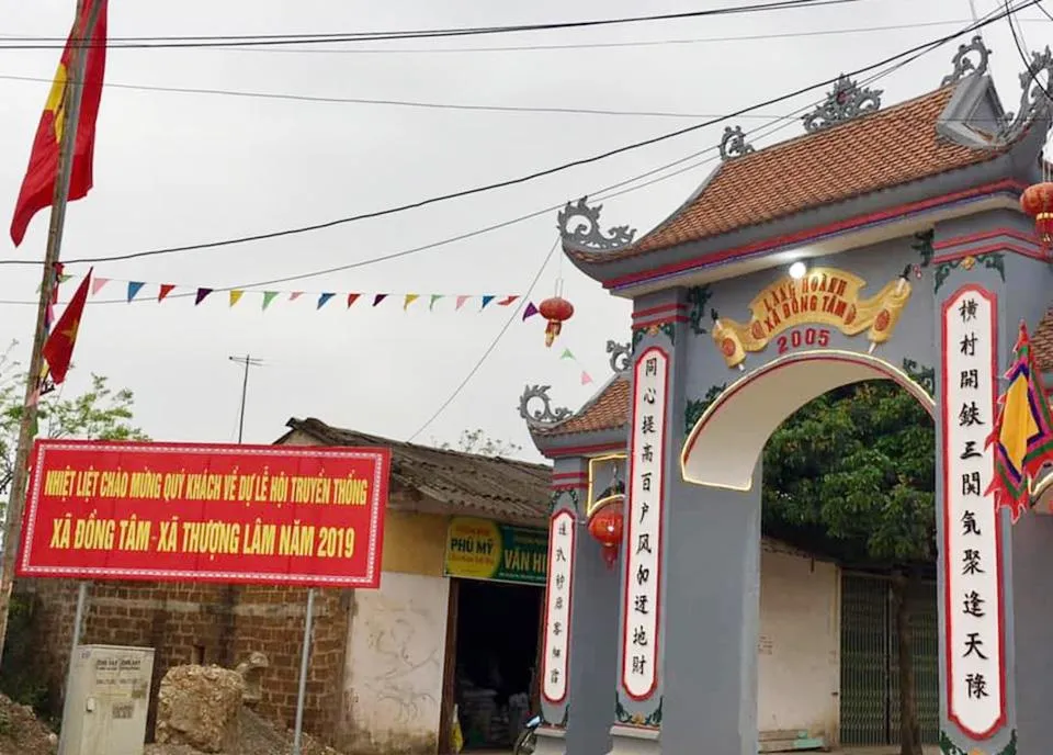 Cổng làng Hoành, xã Đồng Tâm, huyện Mỹ Đức (Ảnh: TP)