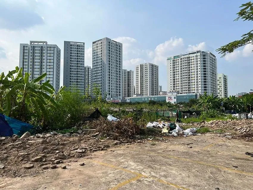 Một khu đất được quy hoạch làm trường học tại phường Hoàng Liệt (Hoàng Mai, Hà Nội) bị bỏ hoang nhiều năm nay. Ảnh: TP Một khu đất được quy hoạch làm trường học tại phường Hoàng Liệt (Hoàng Mai, Hà Nội) bị bỏ hoang nhiều năm nay. Ảnh: TP