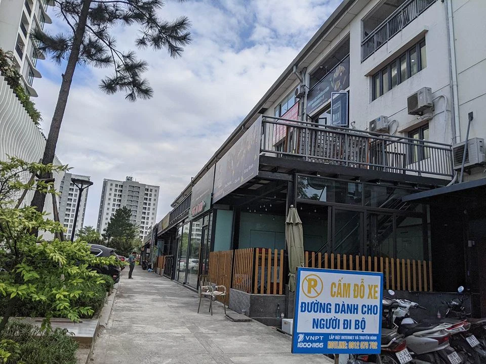 Nhiều căn shophouse tại khu đô thị Gamuda Gardens (phường Trần Phú, quận Hoàng Mai) bị cơi nới thêm khoảng không gian phía sau căn hộ. Ảnh: TRỌNG PHÚ