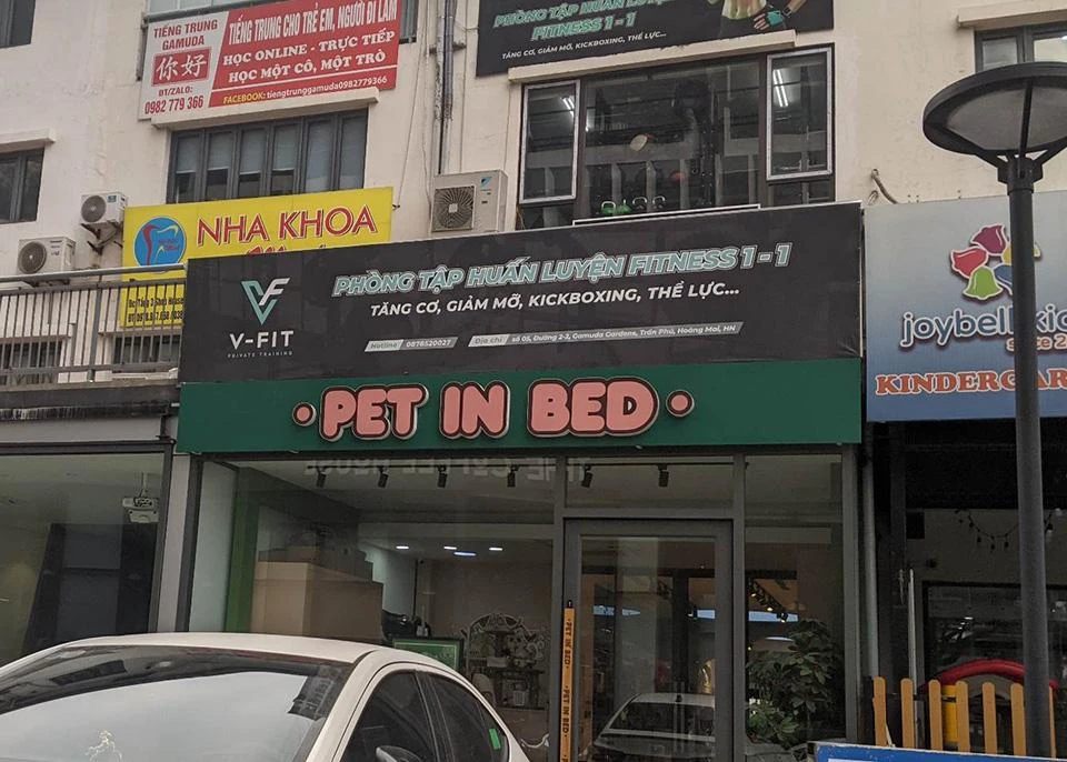 Chủ shophouse số 05, đường 2.2, Khu đô thị Gamuda Gardens (phường Trần Phú, quận Hoàng Mai) tự ý cơi nới thêm khoảng không gian phía sau căn hộ. Ảnh: TRỌNG PHÚ