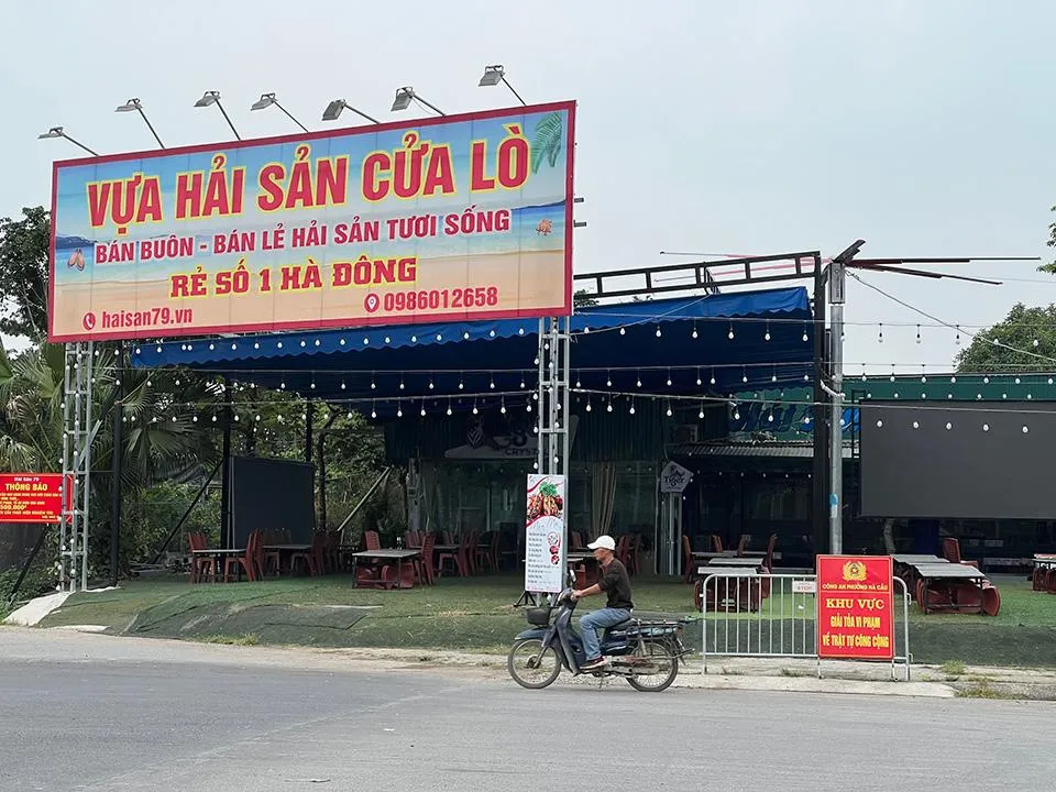 Một cơ sở thuê mặt bằng trên đất quy hoạch làm công viên tại quận Hà Đông. (Ảnh: TP)