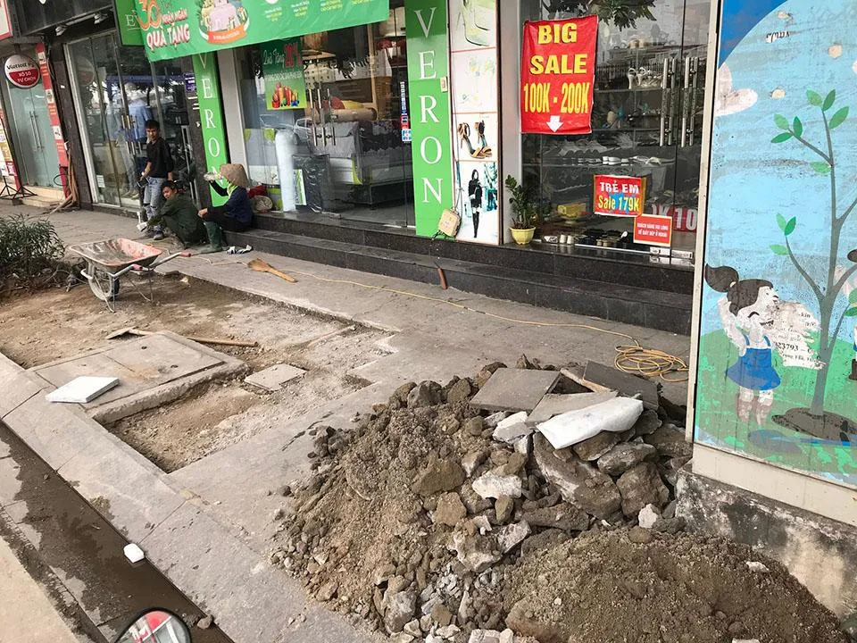Vỉa hè phố Lê Trọng Tấn bị bong tróc, nứt vỡ phải lột ra lát đá lại. Ảnh: TP