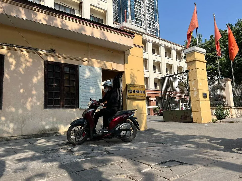 Đoạn vỉa hè phố Nguyễn Trãi trước cổng Cục sở hữu trí tuệ bị nứt vỡ, hư hại cục bộ . Ảnh: TP