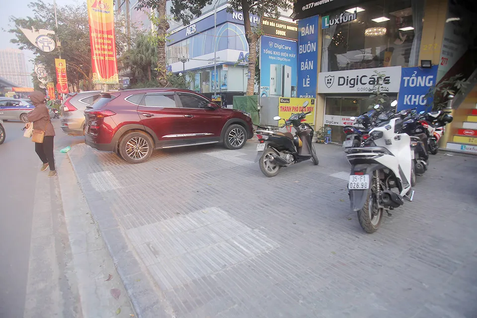 Xe ô tô dừng đỗ tràn lan trên đoạn vỉa hè phố Nguyễn Trãi vừa được sửa chữa lại (Ảnh: TP) Xe ô tô dừng đỗ tràn lan trên đoạn vỉa hè phố Nguyễn Trãi vừa được sửa chữa lại (Ảnh: TP)