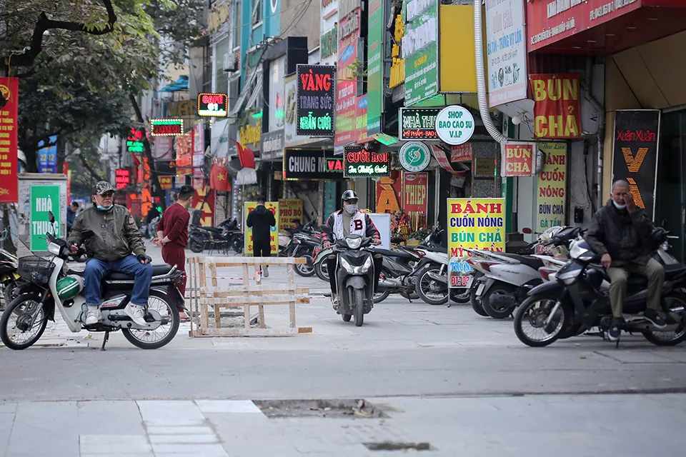 Vỉa hè Nguyễn Trãi vừa được bảo trì lại dù chăng dây cảnh báo nhưng vẫn bị xe cộ dừng đỗ, đi lại tràn lan (Ảnh: TP) Vỉa hè Nguyễn Trãi vừa được bảo trì lại dù chăng dây cảnh báo nhưng vẫn bị xe cộ dừng đỗ, đi lại tràn lan (Ảnh: TP)