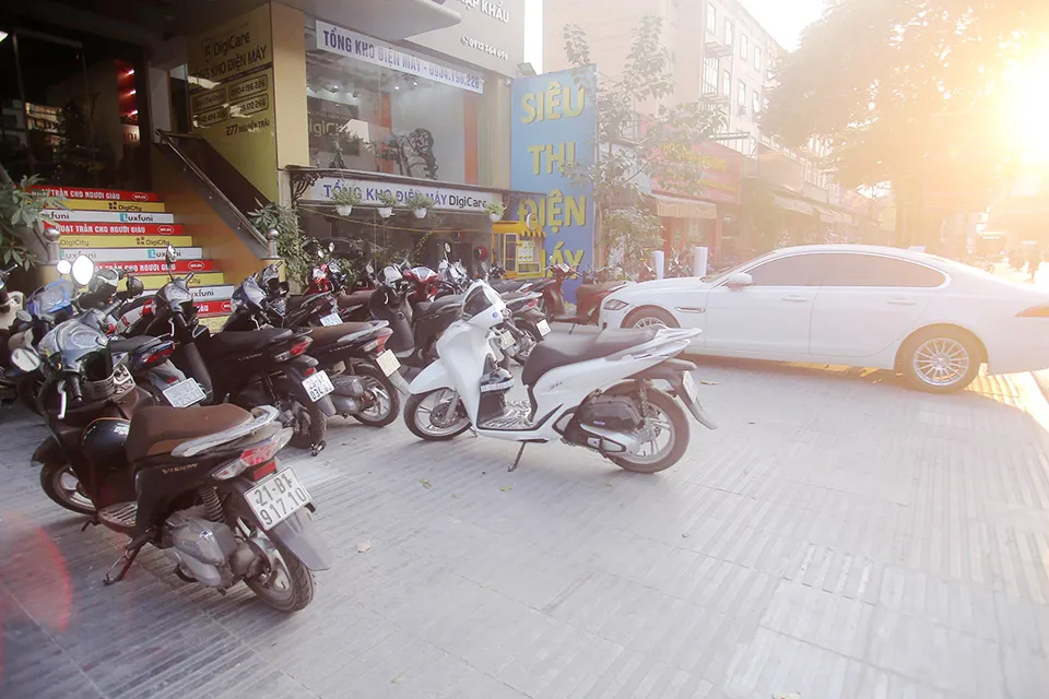 Xe máy, ô tô, dừng đỗ tràn lan trên đoạn vỉa hè phố Nguyễn Trãi vừa được bảo trì, thay thế các viên đá bị bong tróc, nứt vỡ. (Ảnh: TP) Xe máy, ô tô, dừng đỗ tràn lan trên đoạn vỉa hè phố Nguyễn Trãi vừa được bảo trì, thay thế các viên đá bị bong tróc, nứt vỡ. (Ảnh: TP)