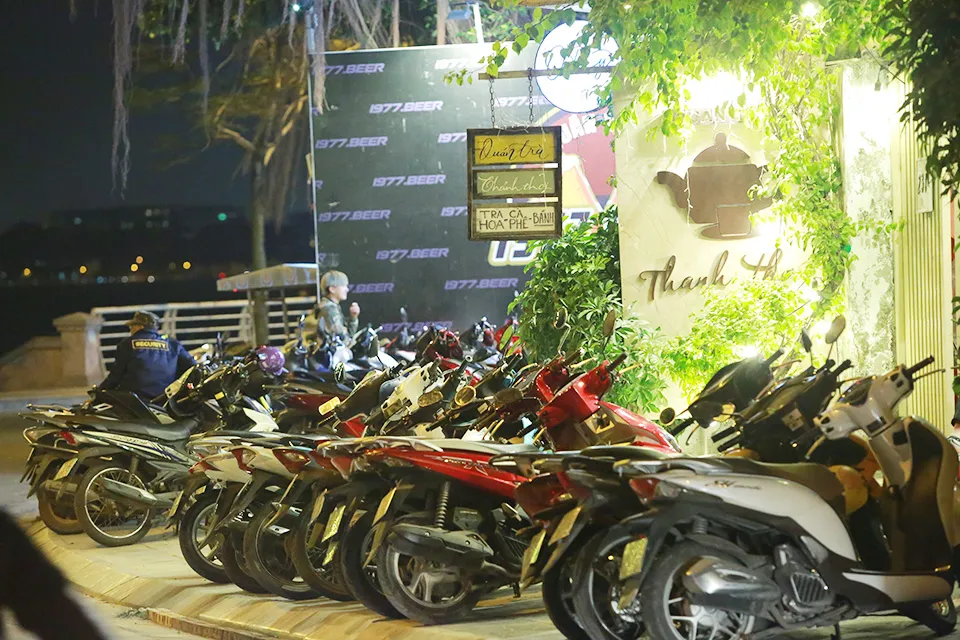 Xe máy đỗ kín vỉa hè. Ảnh: TP