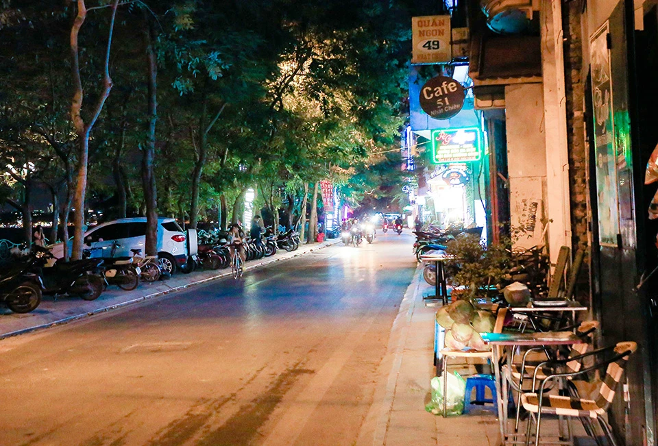 Hàng quán, xe máy, ô tô xâm chiếm trọn hai bên vỉa hè phố Nhật Chiêu. Ảnh: TP