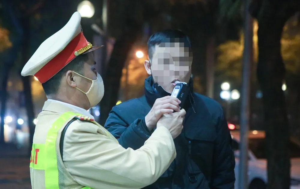 Cảnh sát giao thông Hà Nội ra quân kiểm tra nồng độ cồn đối với người điều khiển phương tiện tham gia giao thông. (Ảnh: Phi Hùng) Cảnh sát giao thông Hà Nội ra quân kiểm tra nồng độ cồn đối với người điều khiển phương tiện tham gia giao thông. (Ảnh: Phi Hùng)