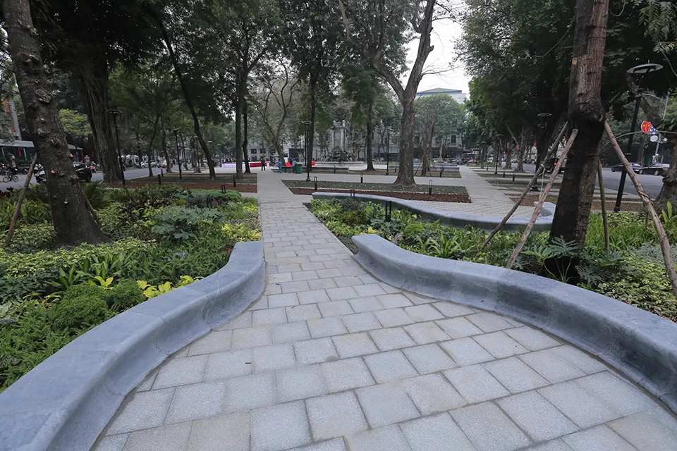 Vườn hoa Diên Hồng sau khi cải tạo sạch sẽ, khang trang và thân thiện với người dân hơn với không gian cây xanh được đẩy sát ra các con phố bao quanh, ở giữa là khoảng sân rộng nơi vui chơi của người dân. (Ảnh: Trọng Phú)