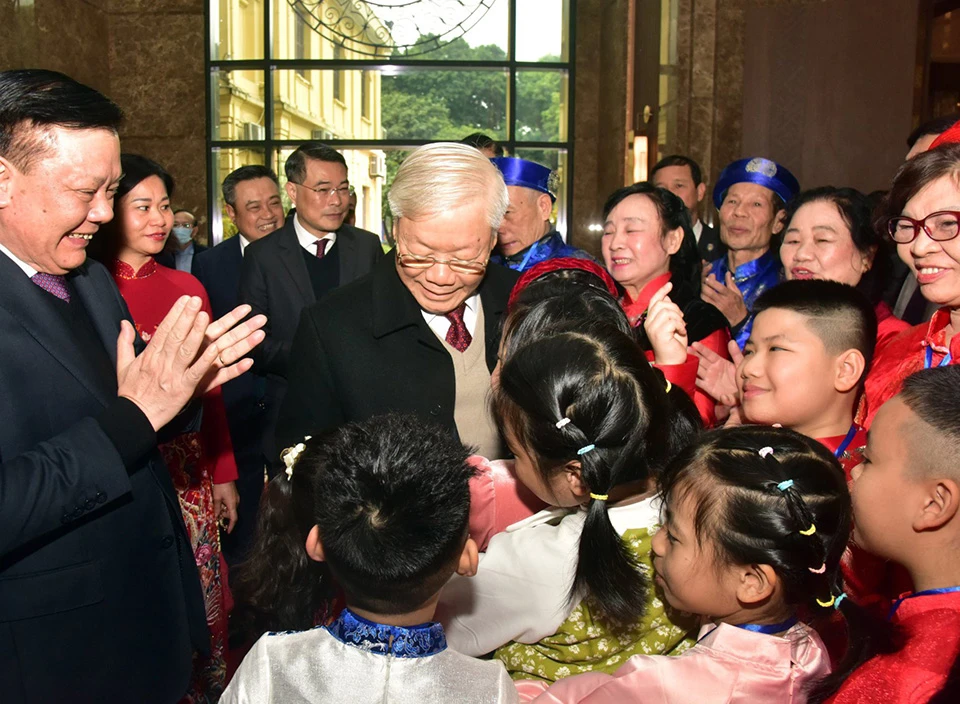 Tổng Bí thư thăm hỏi các cháu thiếu nhi nhân dịp xuân Quý Mão. Ảnh: TP