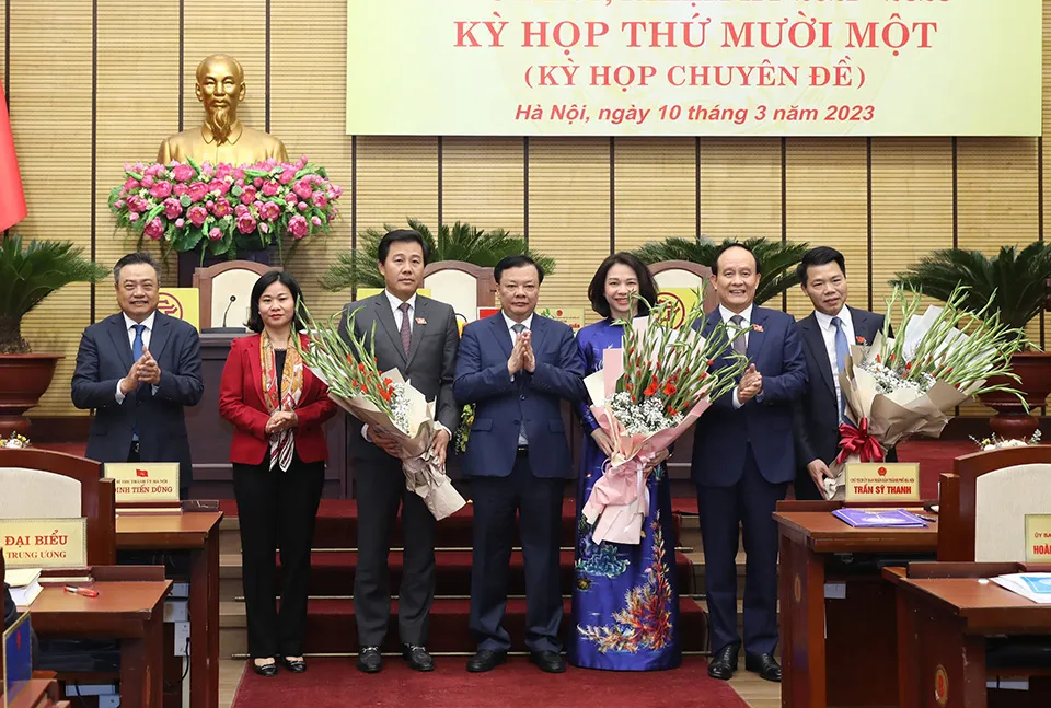 Bà Vũ Thu Hà (mặc áo dài xanh đứng giữa) vừa được HĐND TP Hà Nội bầu làm Phó Chủ tịch UBND TP Hà Nội. (Ảnh: TP)