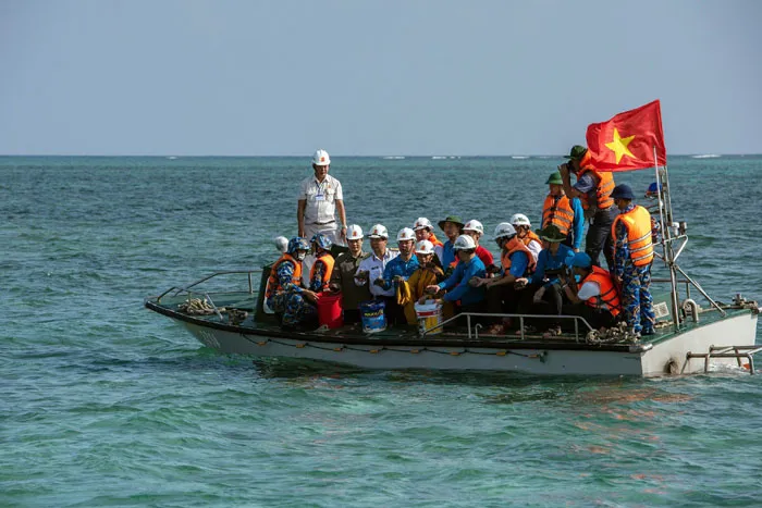 Trưởng Ban nội chính Thành ủy Hà Nội Nguyễn Quang Đức cùng các thành viên Đoàn công tác thả đá khởi công xây dựng Nhà văn hóa đa năng trên đảo Đá Đông B. (Ảnh: HK) Trưởng Ban nội chính Thành ủy Hà Nội Nguyễn Quang Đức cùng các thành viên Đoàn công tác thả đá khởi công xây dựng Nhà văn hóa đa năng trên đảo Đá Đông B. (Ảnh: HK)