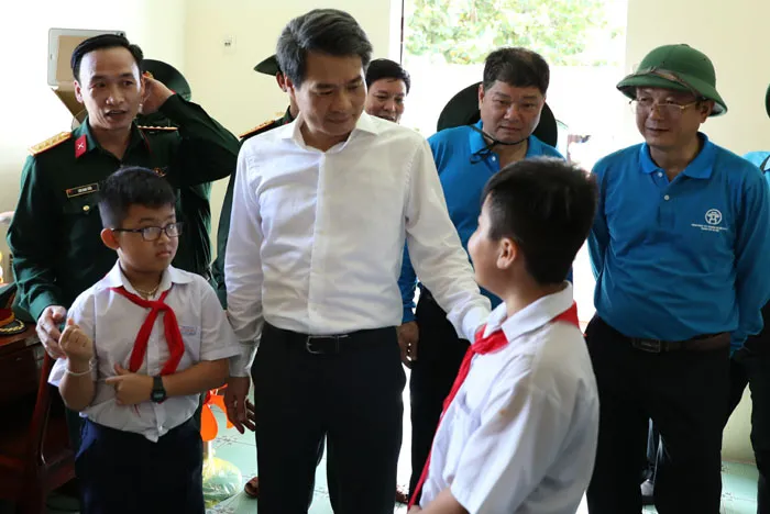 Trưởng Ban nội chính Thành ủy Hà Nội Nguyễn Quang Đức và Đoàn công tác thăm hỏi, động viên các em học sinh trên Đảo Song Tử Tây. (Ảnh: HK) Trưởng Ban nội chính Thành ủy Hà Nội Nguyễn Quang Đức và Đoàn công tác thăm hỏi, động viên các em học sinh trên Đảo Song Tử Tây. (Ảnh: HK)