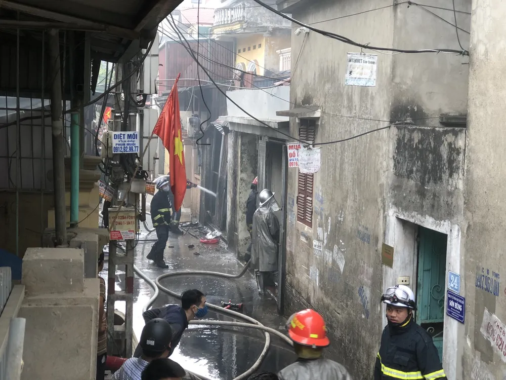 Lực lượng cứu hỏa xử lý đám cháy tại xưởng gỗ số 28, ngõ 975 Tam Trinh (phường Yên Sở, quận Hoàng Mai). Ảnh: TP Lực lượng cứu hỏa xử lý đám cháy tại xưởng gỗ số 28, ngõ 975 Tam Trinh (phường Yên Sở, quận Hoàng Mai). Ảnh: TP