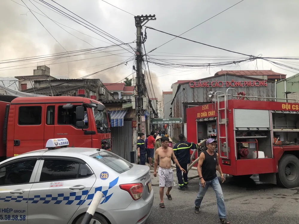 Xe cứu hỏa được điều đến hiện trường để dập tắt đám cháy. Ảnh: TP Xe cứu hỏa được điều đến hiện trường để dập tắt đám cháy. Ảnh: TP