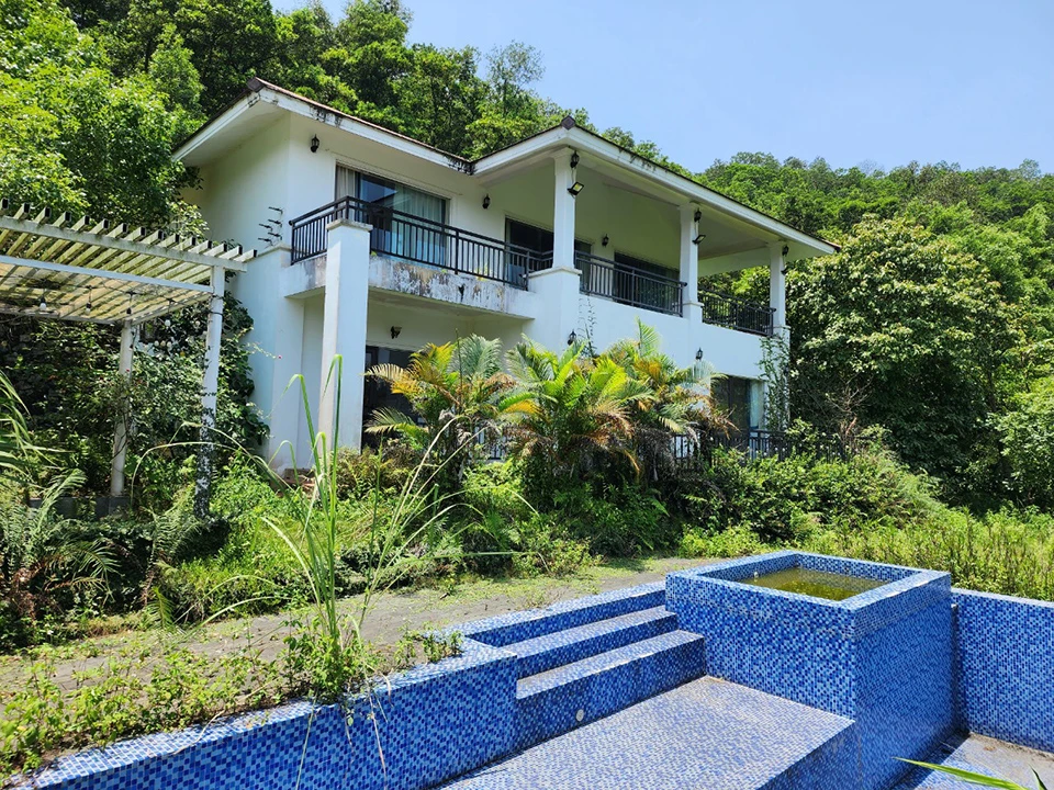 Một trong 4 căn biệt thự xâm phạm đất rừng tại đồi Đống, xã Vân Hoà, huyện Ba Vì sắp bị cưỡng chế. Ảnh: Trọng Phú