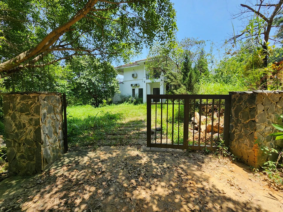 Một trong 4 căn biệt thự xâm phạm trên đất rừng tại đồi Đống, xã Vân Hoà, huyện Ba Vì sắp bị cưỡng chế. Ảnh: Trọng Phú