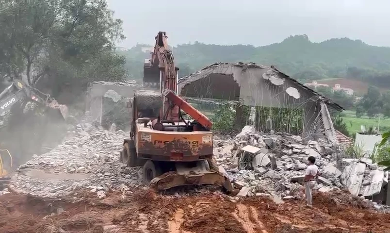 Cơ quan chức năng huyện Ba Vì huy động máy xúc tháo dỡ biệt thự xây dựng sai phép trên đất rừng tại khu vực đồi Đống (xã Vân Hoà) vào ngày 10-5. Ảnh: UBND xã Vân Hoà