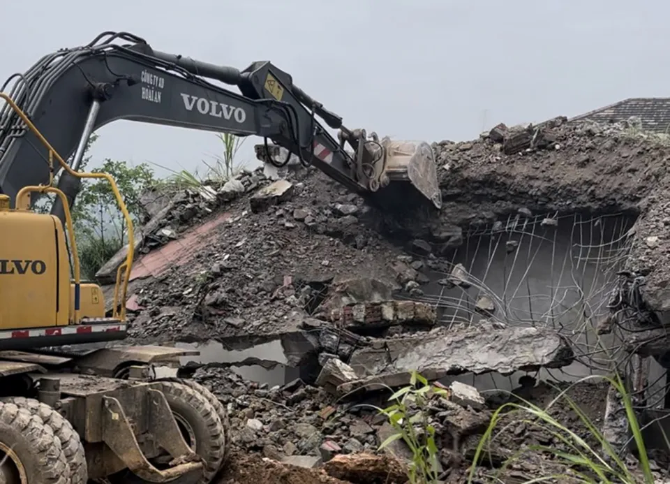 Máy xúc tháo dỡ công trình biệt thự mọc trái phép trên đất rừng. Ảnh: UBND xã Vân Hoà