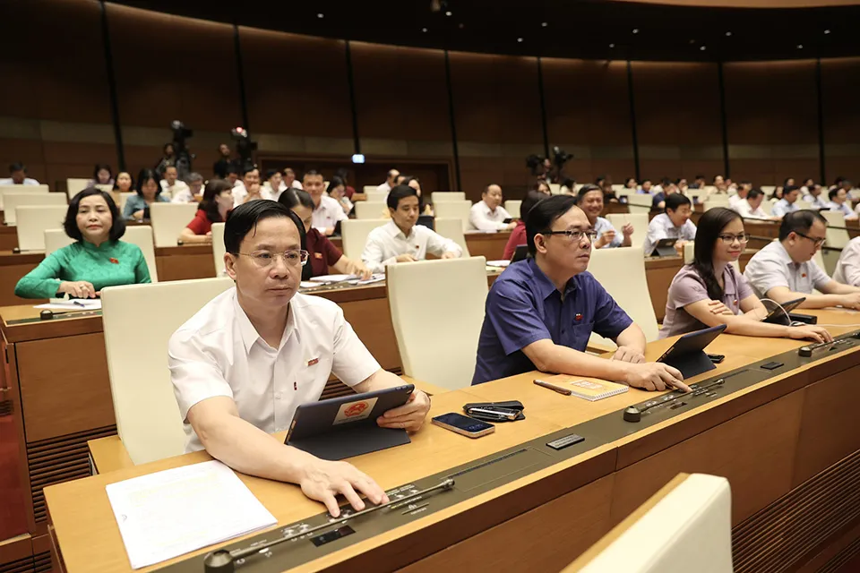 Các ĐBQH bấm nút biểu quyết thông qua Nghị quyết. Ảnh: QH